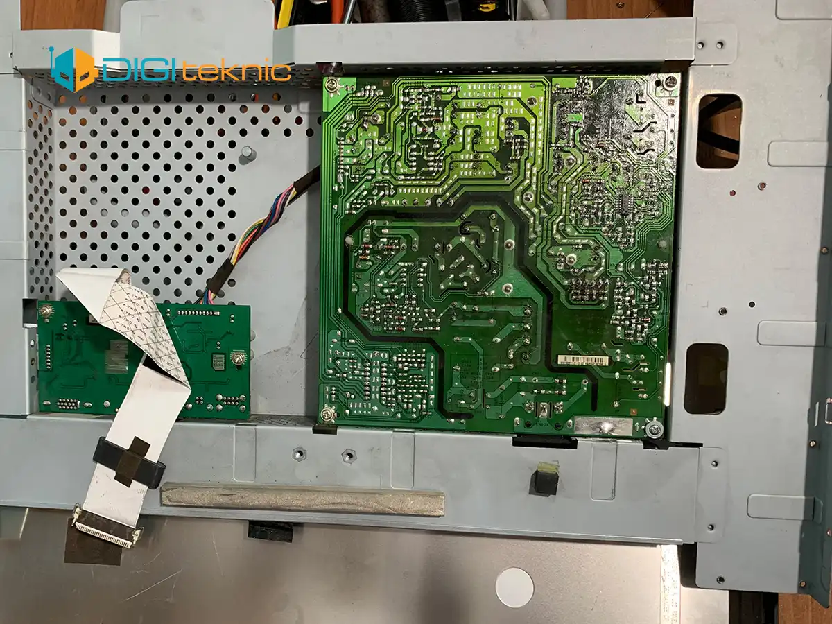 تعمیر مانیتور 4 digiteknic monitor repair